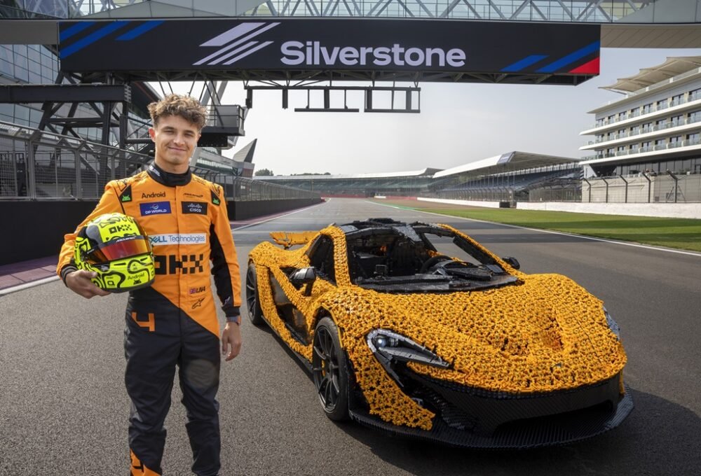 McLaren P1 de LEGO Technic a tamaño real en Silverstone
