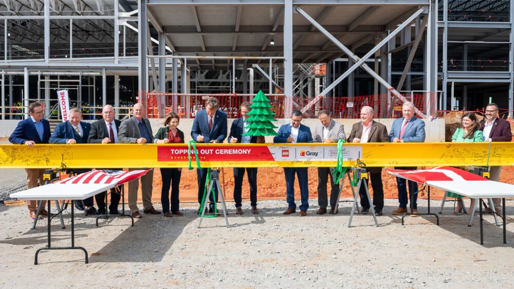 La fábrica de LEGO en Virginia levanta su última viga de acero